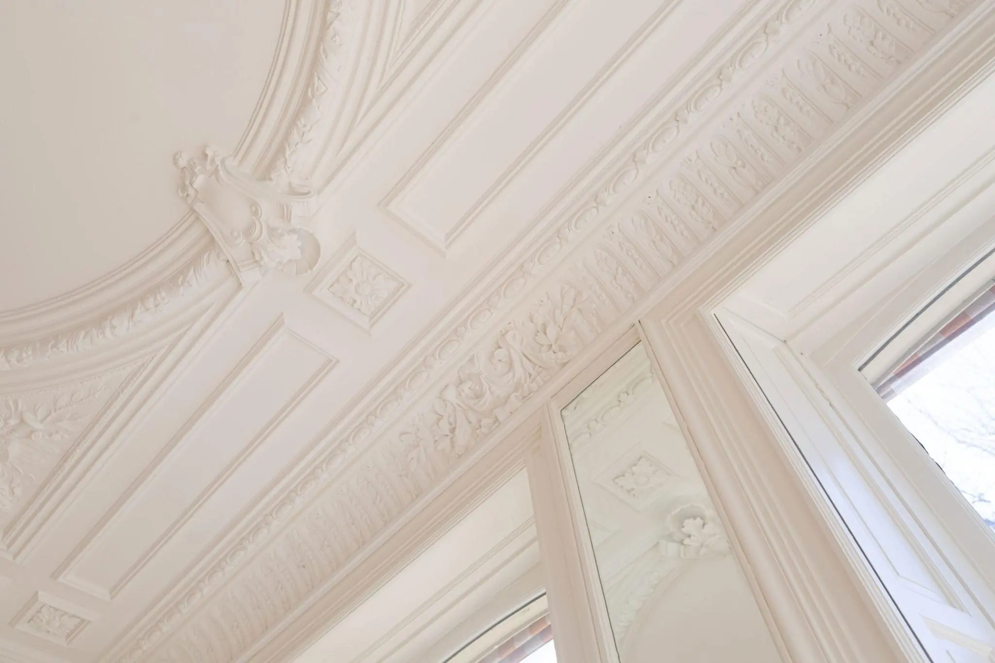 Plafond met rijke ornamenten en sierlijsten in een historisch pand aan het Lange Voorhout.